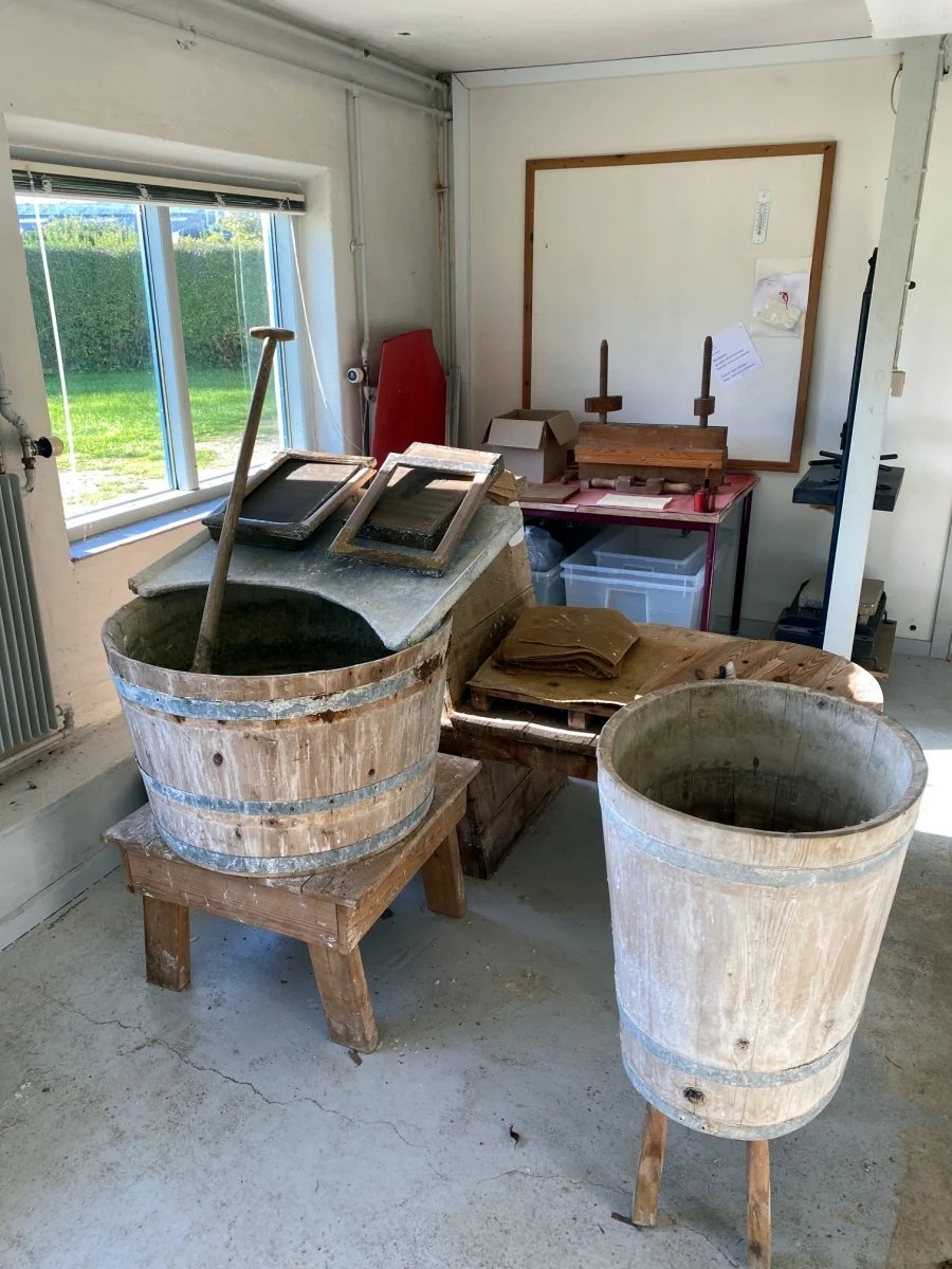 Fotoet viser et hjørne af Papirfremstillingsværkstedet i forbindelse med Gradisk Værksted Viborg Billedet viser et hjørne af Papirfremstillingsværkstedet - Gradisk Værksted Viborg